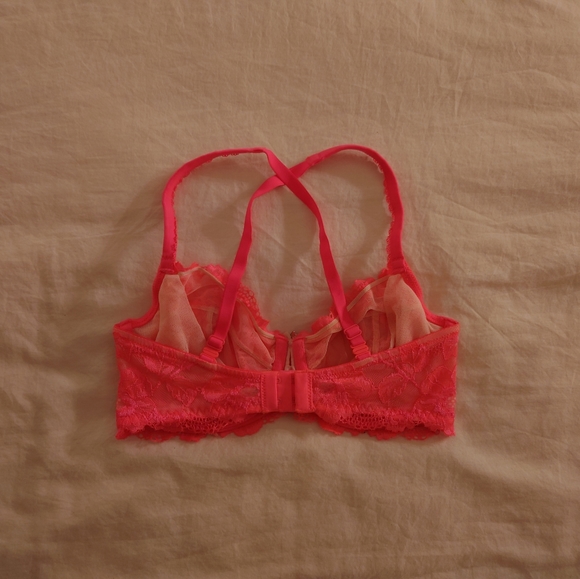 Flaws! NWOT Body by Victoria's Secret Unlined Underwire 32DD Bra + M Cheeky Set - Picture 3 of 12